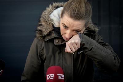 Em lágrimas, primeira-ministra da Dinamarca se desculpa por morte de visons; veja vídeo