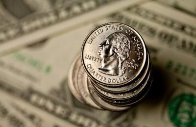 Dólar fecha em leve alta em sessão amena com feriado nos EUA