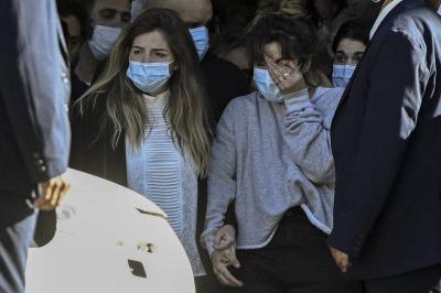 Ex-mulher e filhas de Maradona afastam estafe do craque após sua morte