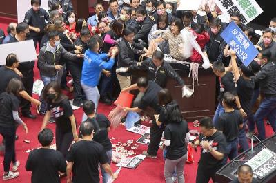 Parlamentares de Taiwan atiram vísceras de porco e trocam socos em sessão tumultuada no Congresso