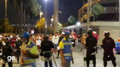 Torcedores do Flamengo protestam na porta do Maracanã após eliminação na Libertadores