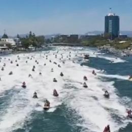 Mais de 150 pessoas vestidas de Papai Noel andando de jet skis por recorde mundial.