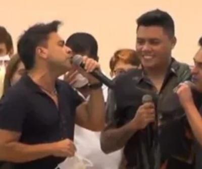 Zezé di Camargo canta e chora na missa de sétimo dia do pai em GO; veja vídeo