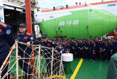 Submarino chinês chega a um dos pontos mais profundos dos oceanos