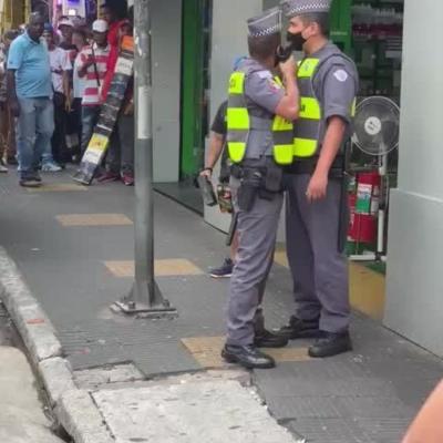 PM aponta arma para o rosto de colega policial após discussão no Centro de SP; veja vídeos
