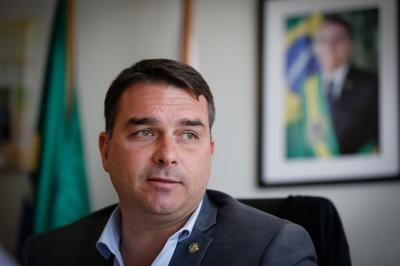 Alvo de Flávio Bolsonaro é exonerado de cargo na Receita Federal