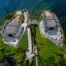 Os impressionantes templos gêmeos no topo do monte sagrado de Fanjing na China