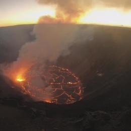 A erupção do vulcão Kilauea, no Havaí, cria um lago de lava com 180 metros de profundidade