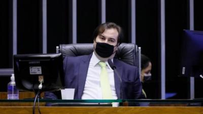 Rodrigo Maia sonda senadores por impeachment de Bolsonaro