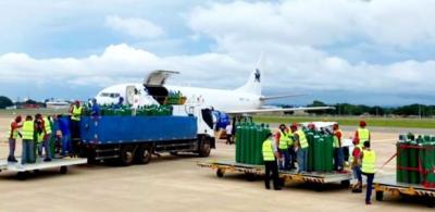 Gusttavo Lima mostra avião com 150 cilindros de oxigênio para Manaus