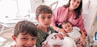 Mulher de Juliano Cazarré reúne filhos para clique: 'Todos meus'