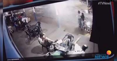 Câmeras flagram momento em que pistoleiros executam dois em bar