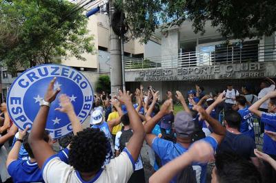 Cruzeiro: torcida marca ato e compara presidente a personagem de Jim Carrey