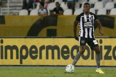Kanu, do Botafogo, entra na mira do Cruz Azul; proposta é de empréstimo por um ano