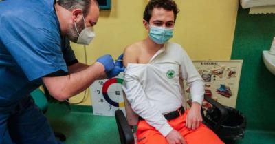 Itália começa aplicação de 2ª dose de vacina anti-Covid