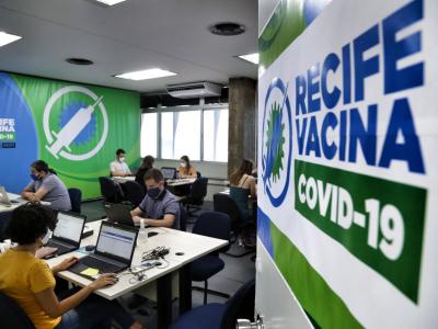 João Campos autoriza contratação de até 745 profissionais de saúde para vacinação contra Covid-19