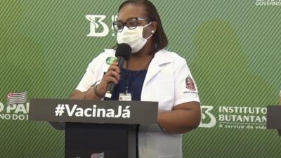 'Não tenham medo, é a chance que temos de salvar vidas', diz enfermeira vacinada