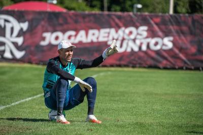 Diego Alves não treina com elenco, mas é relacionado para viagem do Flamengo; veja lista