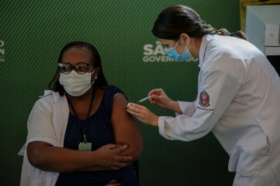 Vacinação de enfermeira vira disputa jurídica entre governo federal e o de SP