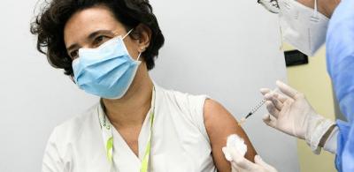 Enquanto Brasil discute aprovação, Itália começa aplicar 2ª dose de vacina