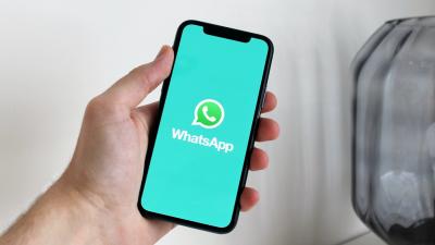WhatsApp usa stories e anúncios em jornal contra fuga de usuários