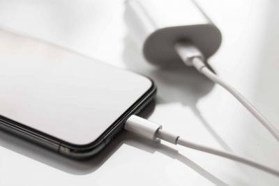 Apple poderá economizar mais de R$1 bilhão sem carregador dos iPhones
