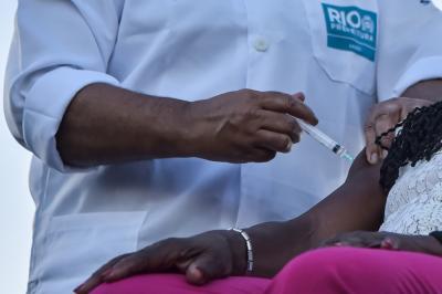 Rio vacinará nesta terça profissionais de saúde e idosos que vivem em abrigos