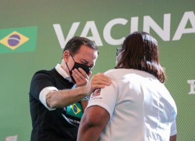 São Paulo muda cronograma e vacinação de idosos não tem data para começar