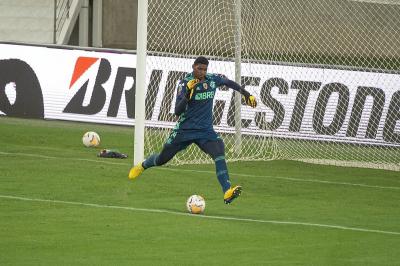 Após retorno ao time titular, Hugo Souza se manifesta nas redes sociais