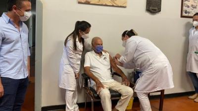 Médico Dr. Emmanuel, 90 anos, recebeu a primeira dose da vacina em Jacarezinho