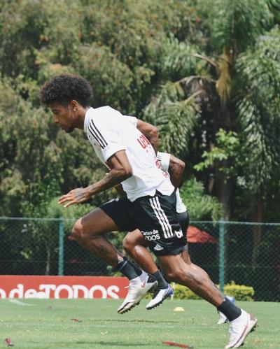 Escalação: Tchê Tchê treina entre titulares no São Paulo; Léo deve ganhar vaga na defesa