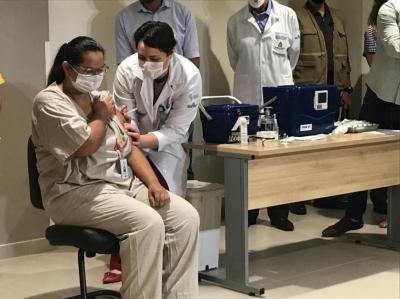 Técnica de enfermagem de 33 anos é a primeira vacinada em São José dos Camposc
