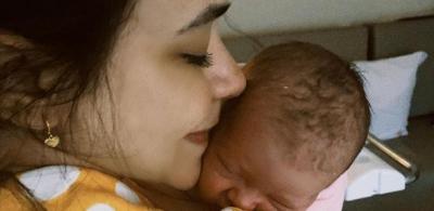 Talita Younan posa com a filha Isabel: 'Primeira hora juntas'