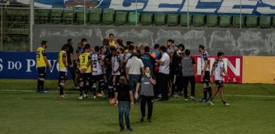 Árbitro deixa campo escoltado após anular gol do Operário contra o Cruzeiro