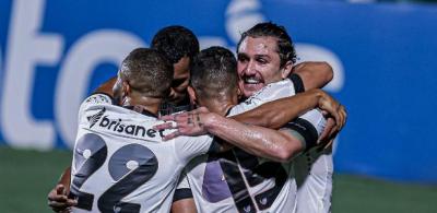 Ceará goleia o Goiás e entra na briga por vaga na Libertadores