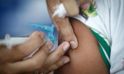 Brasil tem mais de 685 mil vacinados contra Covid-19 e média móvel de mortes é a maior desde agosto, aponta boletim de imprensa