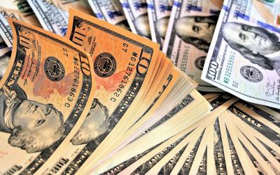 Dólar opera em alta, acima de R$ 5,40, com riscos domésticos no radar