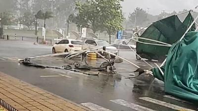 Chuva causa estragos em estacionamento de shopping na região