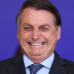 Bolsonaro pede volta de torcida ao estádio de futebol