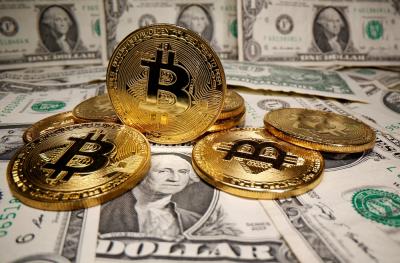 Com adoção mais ampla, Bitcoin bate recorde e se aproxima de 50 mil dólares
