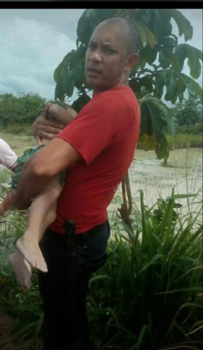 Bombeiros resgatam corpo de bebê que estava em carro levado por enxurrada em Ipixuna do Pará