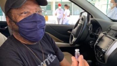 Martinho da Vila é vacinado e registra momento na rede social: 'Vacina pra todos'
