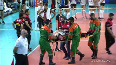 Tifanny sofre lesão nas costas e deixa jogo da Superliga de maca direto para hospital; VÍDEO