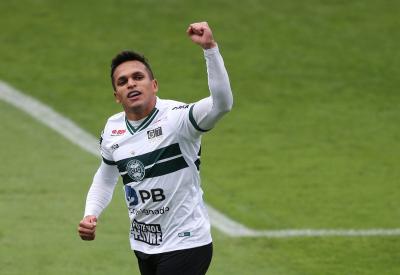 Botafogo tem interesse em Robson, atacante do Coritiba; outros times estão na disputa