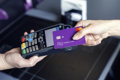 Nubank lança novo cartão de crédito para quem está com nome sujo
