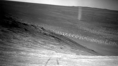 Câmera flagra redemoinhos de poeira gigantes de Marte em ação