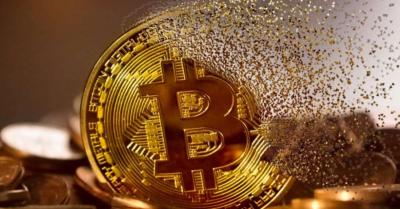 Bitcoin sofre maior queda diária da história e perde US$ 100 bilhões em valor