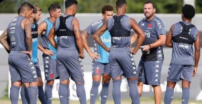 Contratos longos de jogadores dificultam reformulação do elenco do Vasco