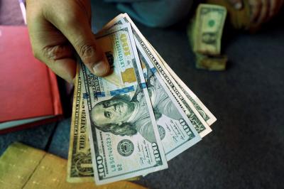 Dólar vira e passa a cair com alívio externo e movimentação pró-reformas no Brasil Por Reuters