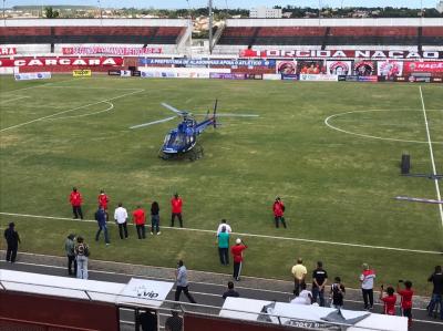 Minutos antes de jogo na Bahia, atletas deixam o gramado para chegada de helicóptero com vacinas